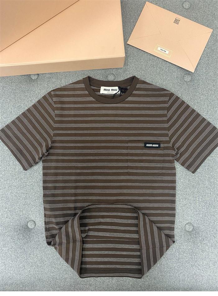 미우미우 스트라이프 로고 패치 슬림핏 반팔 티셔츠
