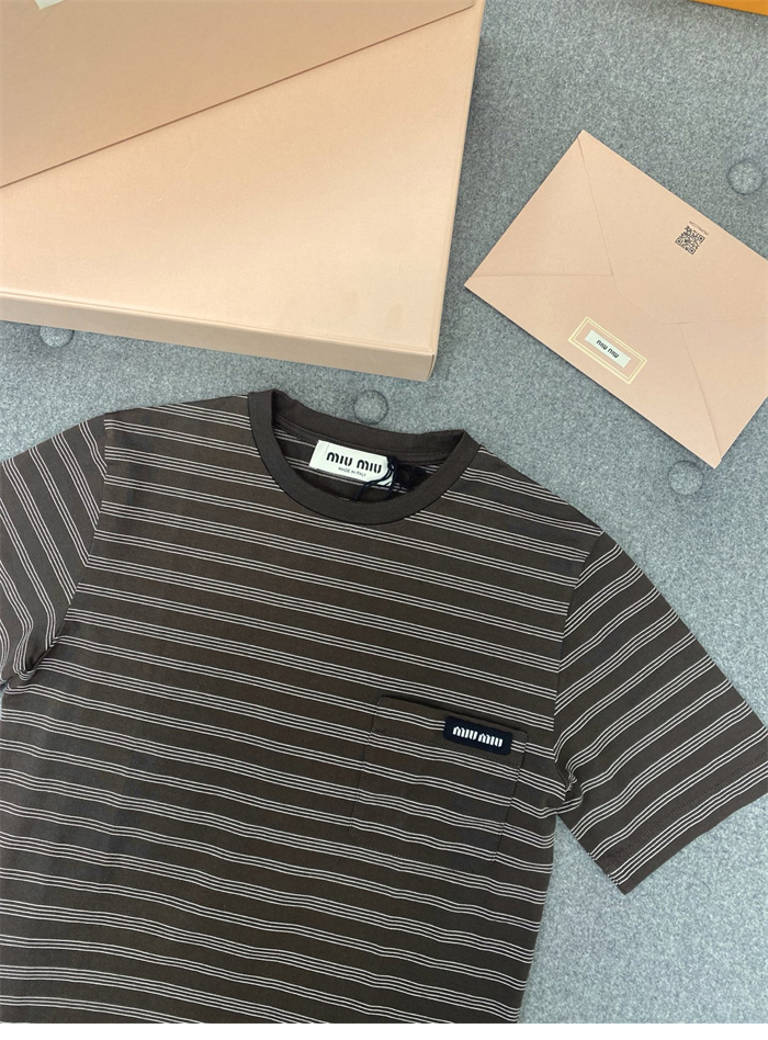미우미우 스트라이프 로고 패치 슬림핏 반팔 티셔츠