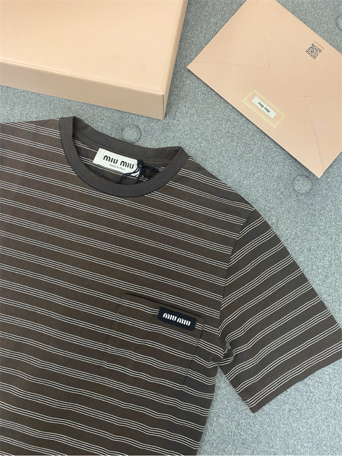미우미우 스트라이프 로고 패치 슬림핏 반팔 티셔츠