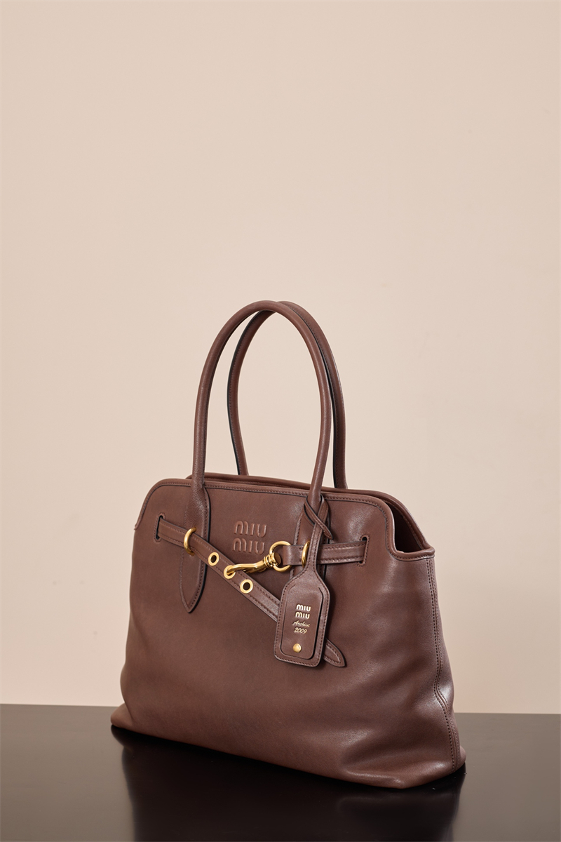 미우미우 아방뛰르 나파 가죽 토트백 미디엄 브라운 5BG291