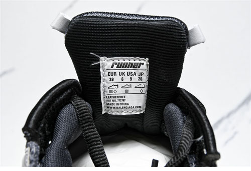 발렌시아가 러너 스니커즈