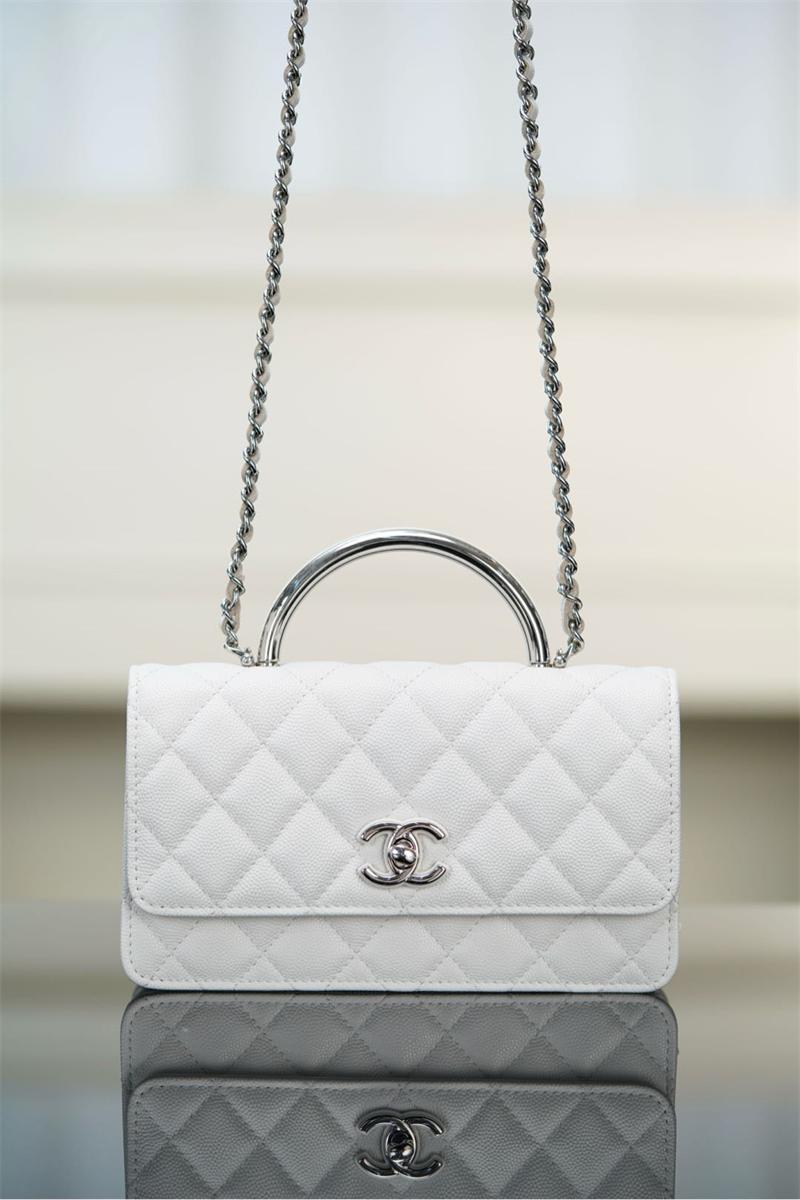 샤넬 25P 탑핸들 플랩 미니 백 화이트 실버 메탈