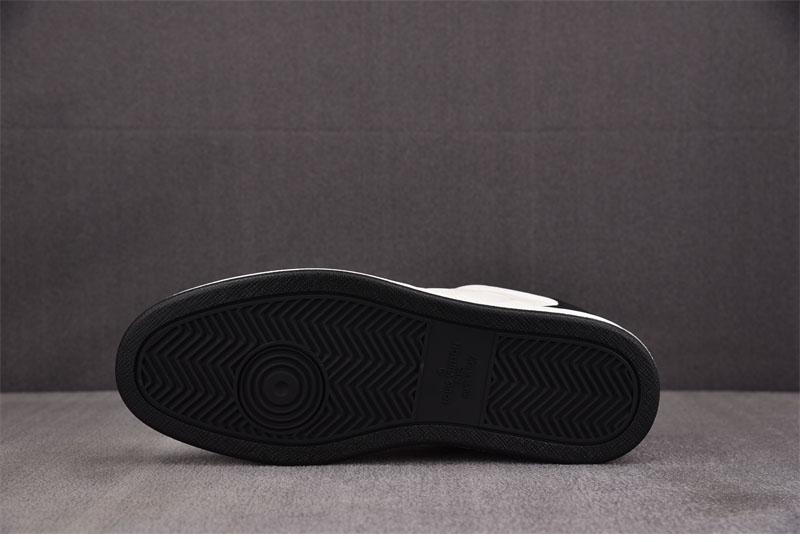 루이비통 리볼리 스니커즈 블랙/화이트