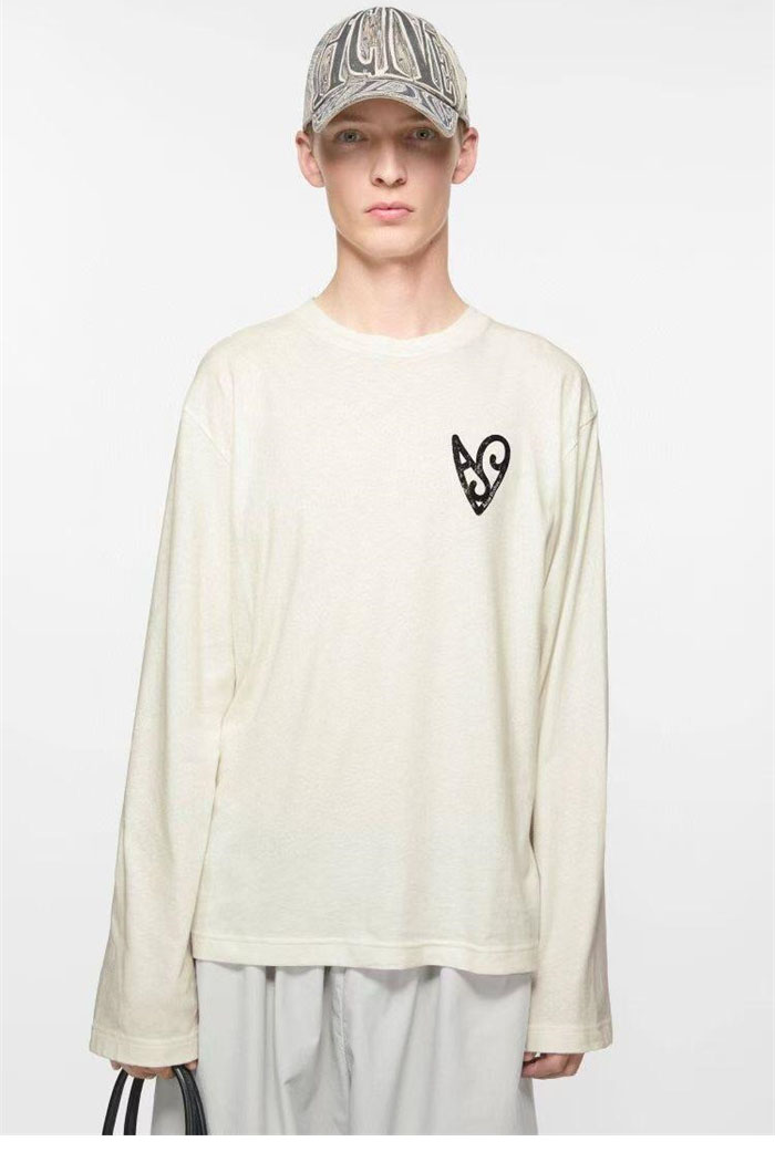 아크네 하트 프린트 긴팔 티셔츠