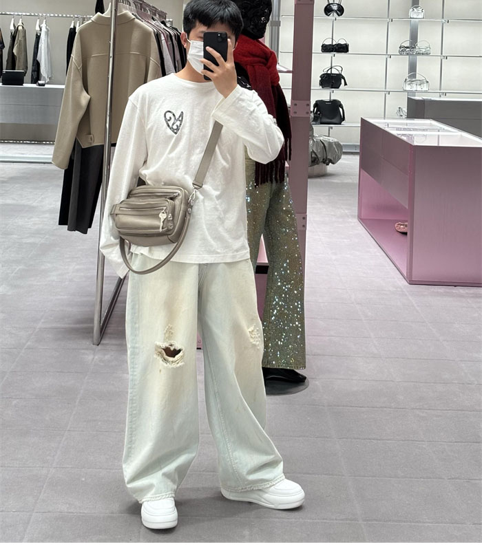 아크네 하트 프린트 긴팔 티셔츠