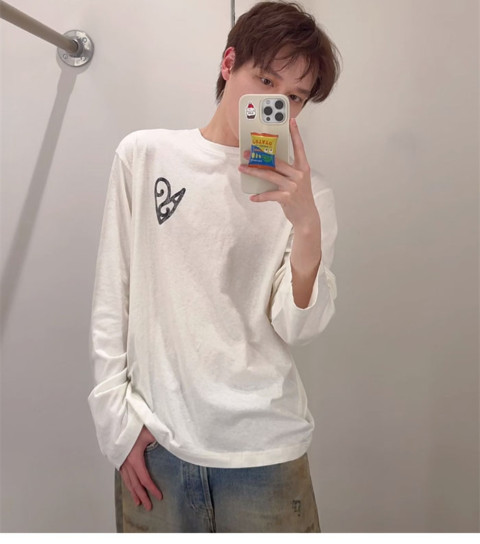 아크네 하트 프린트 긴팔 티셔츠