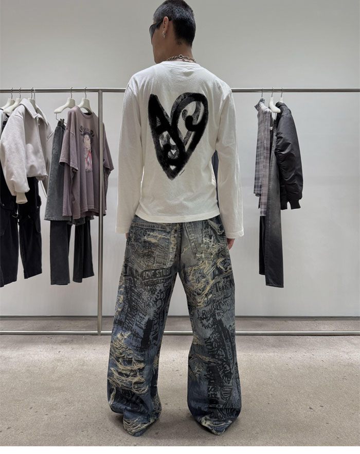 아크네 하트 프린트 긴팔 티셔츠