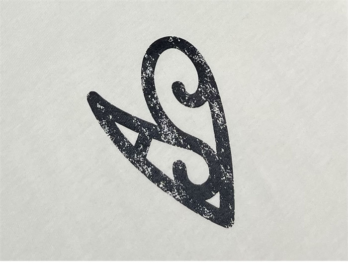 아크네 하트 프린트 긴팔 티셔츠