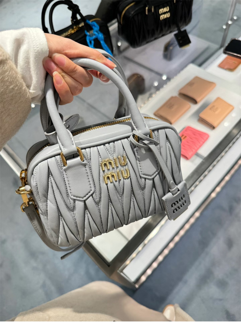 미우미우 아르카디 마테라쎄 나파 가죽 숄더 백 그레이 5BB123