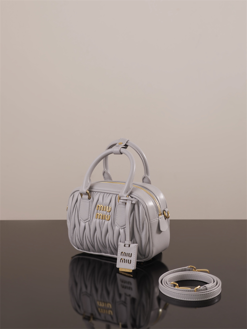 미우미우 아르카디 마테라쎄 나파 가죽 숄더 백 그레이 5BB123