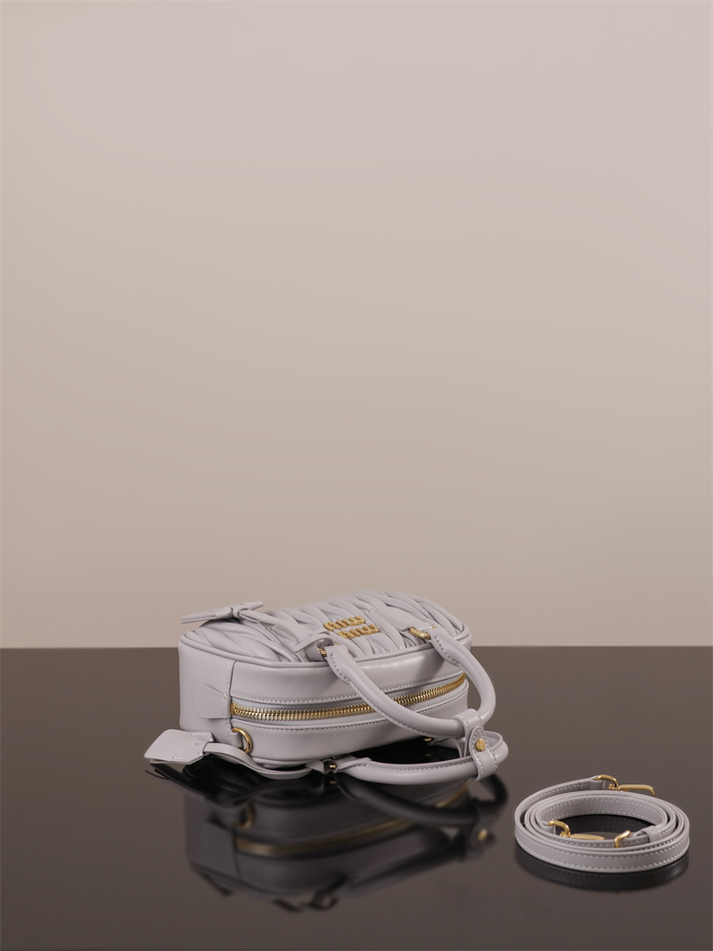 미우미우 아르카디 마테라쎄 나파 가죽 숄더 백 그레이 5BB123