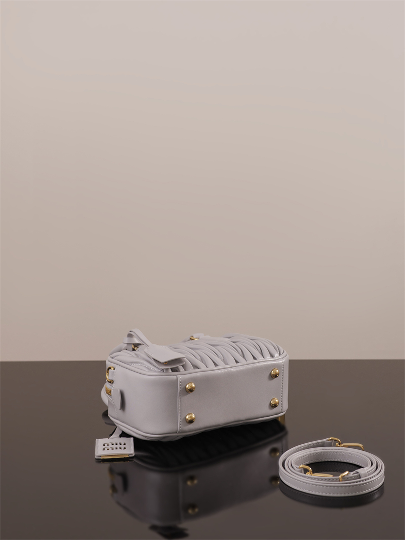 미우미우 아르카디 마테라쎄 나파 가죽 숄더 백 그레이 5BB123