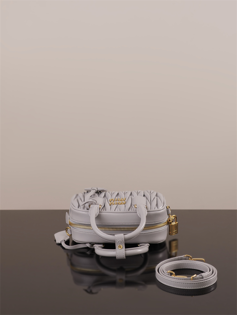 미우미우 아르카디 마테라쎄 나파 가죽 숄더 백 그레이 5BB123