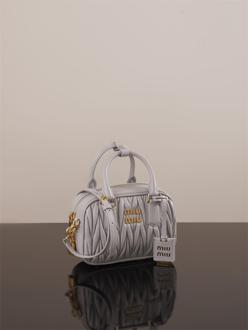 미우미우 아르카디 마테라쎄 나파 가죽 숄더 백 그레이 5BB123