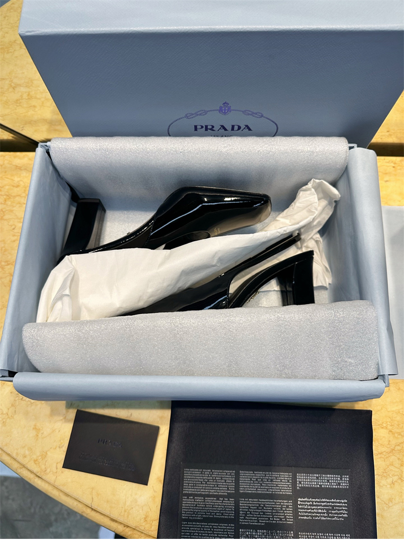 프라다 페이턴트 레더 슬링백 펌프스