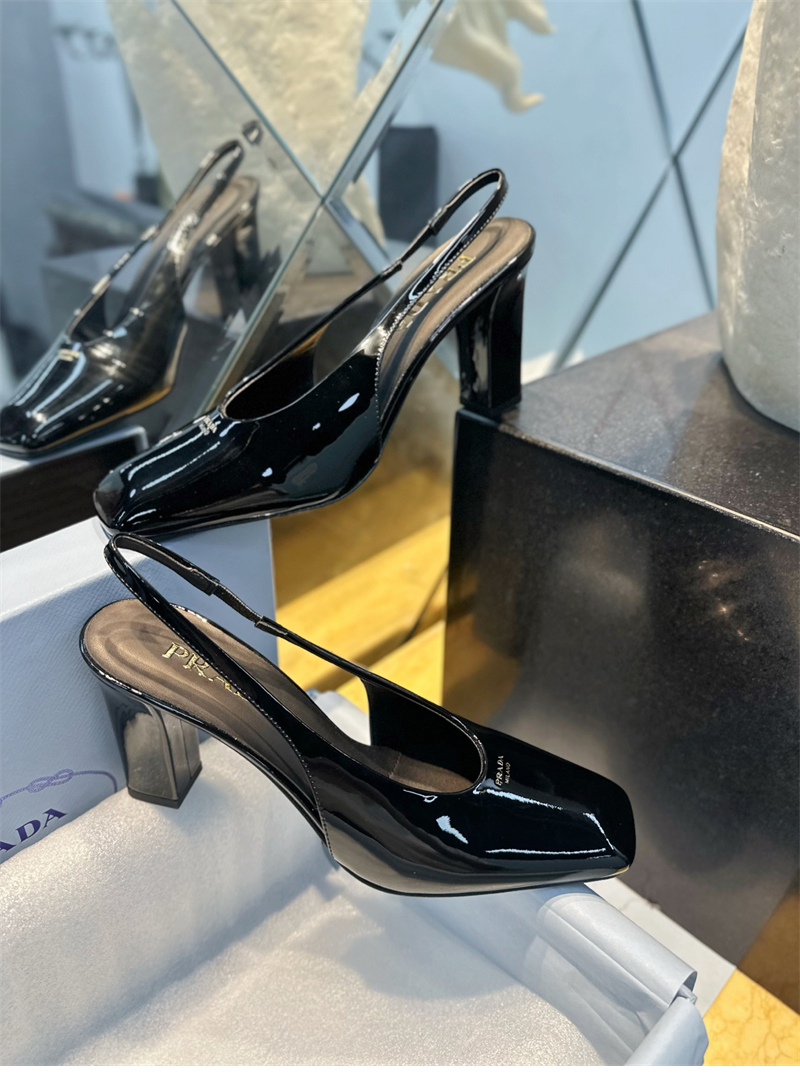 프라다 페이턴트 레더 슬링백 펌프스