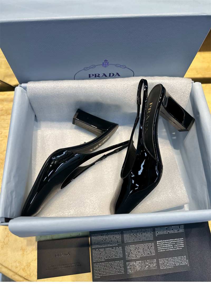 프라다 페이턴트 레더 슬링백 펌프스
