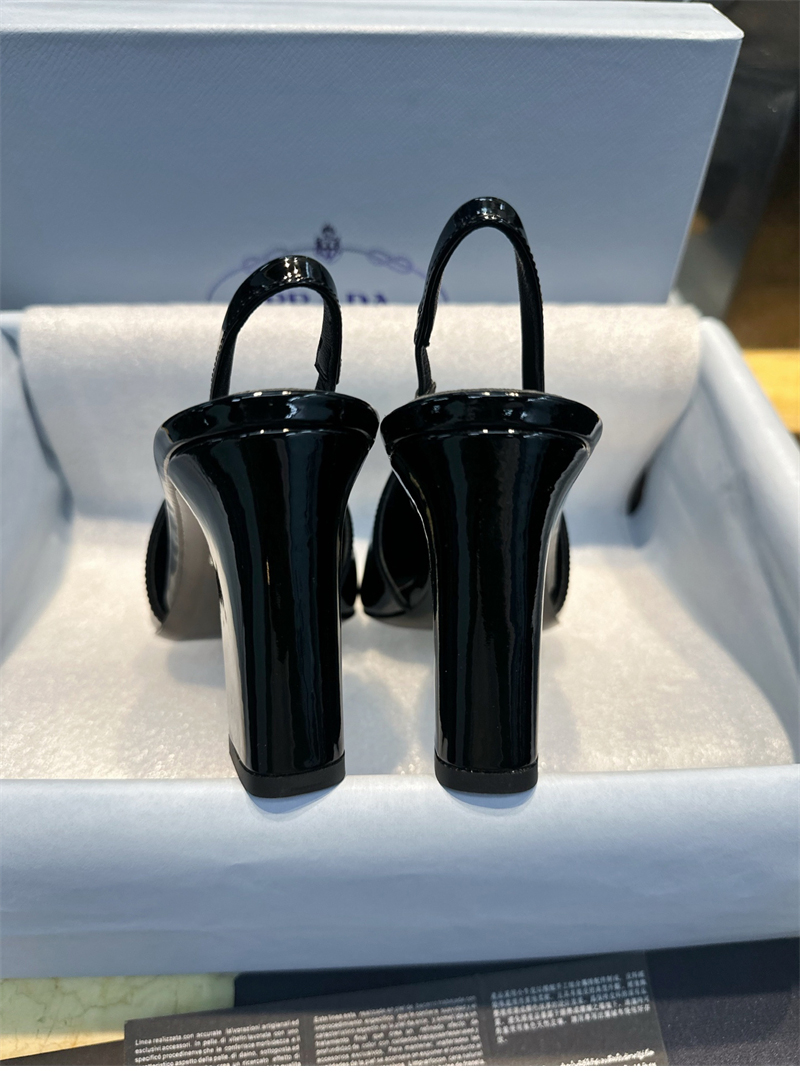 프라다 페이턴트 레더 슬링백 펌프스